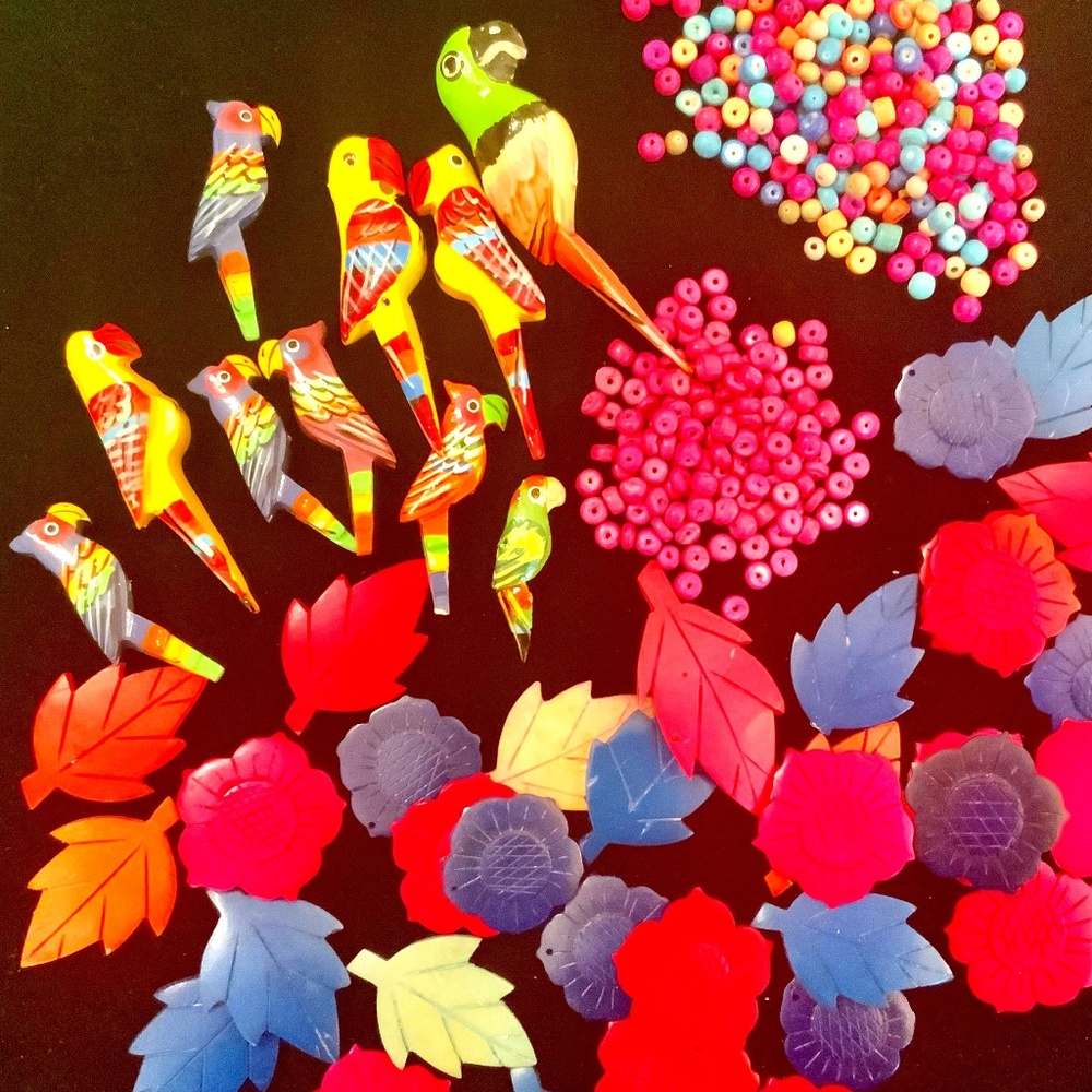 CRAFTERS BEAD LOT⭐️Jewelry Making VINTAGE HAND-PAINTED WOOD PARROTS/LEAVES/BEADS